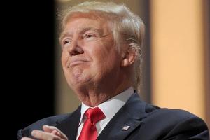 Weg da, hier kommt Trump: Sein Rüpel-Schubser amüsiert das Netz