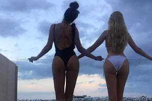 So (k)nackig grüßen Anna Hiltrop und Vanessa Fuchs auf Instagram