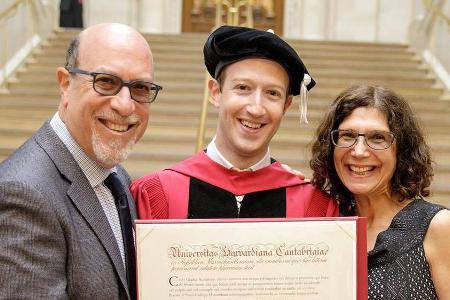 Mark Zuckerberg hält nun endlich seinen Harvard-Titel in der Hand Mark Zuckerberg hält nun endlich seinen Harvard-Titel in der Hand