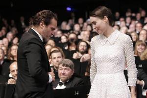 Überraschung! Diese Stars haben in Cannes Händchen gehalten