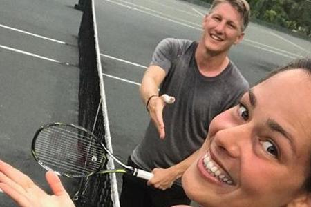 Beim Tennis muss sich Schweini seiner Frau Ana geschlagen geben Beim Tennis muss sich Schweini seiner Frau Ana geschlagen geben