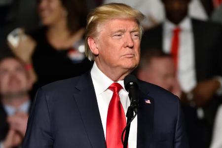 Die fragwürdige Dekoration an seinem Stern auf dem Walk of Fame wird Donald Trump nicht gefallen haben Die fragwürdige Dekoration an seinem Stern auf dem Walk of Fame wird Donald Trump nicht gefallen haben