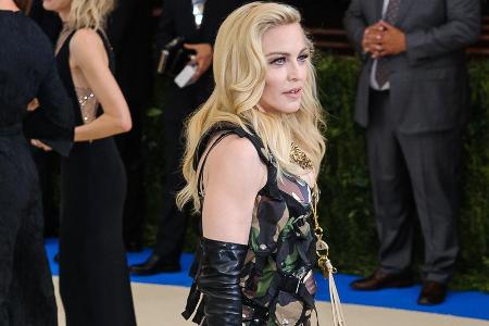 Madonnas Camouflage-Kleid bei der Met Gala kam nicht bei jedem gut an... Madonnas Camouflage-Kleid bei der Met Gala kam nicht bei jedem gut an...
