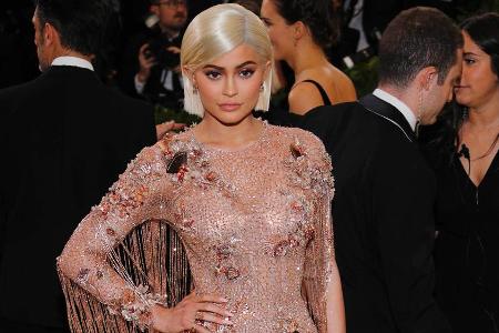 Fransen und diverse blüten- und muschelartige Verzierungen verliehen Kylie Jenners sexy Versace-Dress eine verspielte Note Fransen und diverse blüten- und muschelartige Verzierungen verliehen Kylie Jenners sexy Versace-Dress eine verspielte Note
