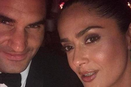 Salma Hayek posiert mit Sitznachbar Roger Federer für ein Selfie Salma Hayek posiert mit Sitznachbar Roger Federer für ein Selfie