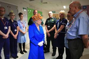 Queen Elizabeth II. bedankt sich bei den Helfern von Manchester