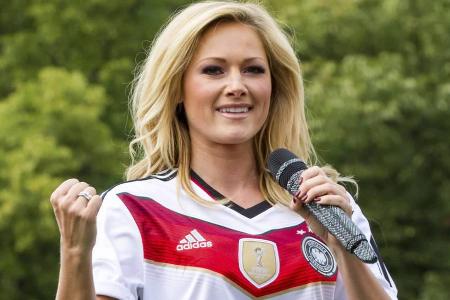 Helene Fischer beim Empfang der Fußball-Weltmeister im Jahr 2014 in Berlin Helene Fischer beim Empfang der Fußball-Weltmeister im Jahr 2014 in Berlin