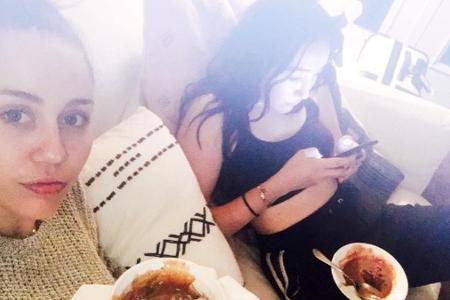 Miley Cyrus beim Chillen mit ihrer kleinen Schwester Noah Miley Cyrus beim Chillen mit ihrer kleinen Schwester Noah