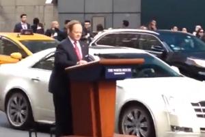 Melissa McCarthy rollt als Sean Spicer durch New York