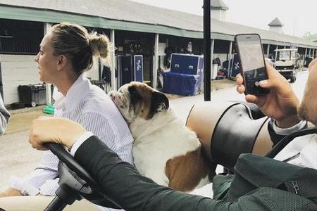 So süß: Hund Tank kuschelt sich an Kaley Cuoco So süß: Hund Tank kuschelt sich an Kaley Cuoco