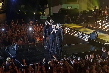 Vor wenigen Monaten stand Robbie Williams wieder mit Take That auf der Bühne. Nur Jason Orange fehlte... Vor wenigen Monaten stand Robbie Williams wieder mit Take That auf der Bühne. Nur Jason Orange fehlte...