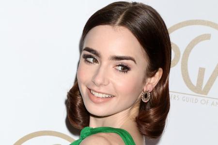 Lily Collins beherrscht das Over-Shoulder-Posing - und den gelegentlichen Wortwitz Lily Collins beherrscht das Over-Shoulder-Posing - und den gelegentlichen Wortwitz