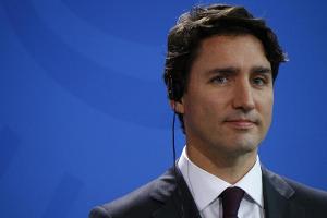 Justin Trudeau photobomt versehentlich Abschlussball-Bild