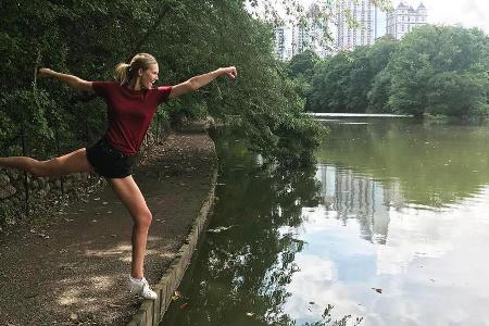 Toni Garrn vertreibt sich ihre Zeit im Park auf witzige Weise Toni Garrn vertreibt sich ihre Zeit im Park auf witzige Weise