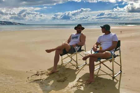 Chris Hemsworth chillt zusammen mit seinem Kumpel Luke Munro am Strand Chris Hemsworth chillt zusammen mit seinem Kumpel Luke Munro am Strand