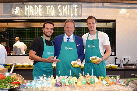 (v.l.n.r.) Steffen Henssler, Flughafenchef Michael Garvens und Marcell Jansen bei der Eröffnung des (v.l.n.r.) Steffen Henssler, Flughafenchef Michael Garvens und Marcell Jansen bei der Eröffnung des