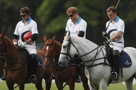 Prinz Harry (Mitte) vor dem Polospiel in Singapur Prinz Harry (Mitte) vor dem Polospiel in Singapur
