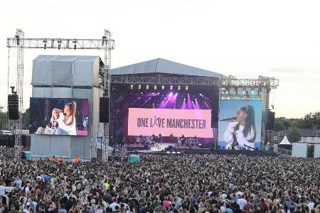 Ariana Grande und Miley Cyrus zusammen beim Benefizkonzert Ariana Grande und Miley Cyrus zusammen beim Benefizkonzert
