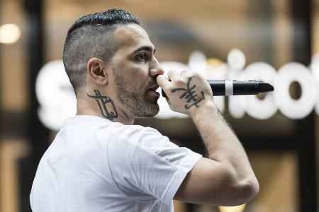 Bushido bei einem Konzert mit Autogrammstunde im Juni 2017 in Berlin Bushido bei einem Konzert mit Autogrammstunde im Juni 2017 in Berlin