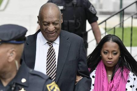 Bill Cosby wurde beim Prozessauftakt von seiner ehemaligen TV-Tochter Keshia Knight Pulliam begleitet Bill Cosby wurde beim Prozessauftakt von seiner ehemaligen TV-Tochter Keshia Knight Pulliam begleitet