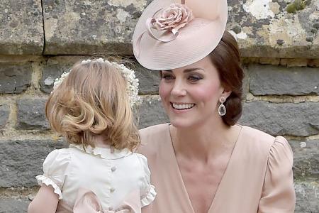 Herzogin Kate bei der Hochzeit ihrer Schwester Pippa Middleton in einer Kreation von Alexander McQueen Herzogin Kate bei der Hochzeit ihrer Schwester Pippa Middleton in einer Kreation von Alexander McQueen