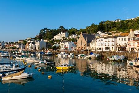 Der Hafen von Saint Aubin auf der Insel Jersey scheint zur Mittagszeit fast wie ausgestorben Der Hafen von Saint Aubin auf der Insel Jersey scheint zur Mittagszeit fast wie ausgestorben