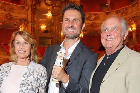 Simon Verhoeven zwischen seinen Eltern, Senta Berger und Michael Verhoeven, beim Simon Verhoeven zwischen seinen Eltern, Senta Berger und Michael Verhoeven, beim
