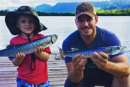 Chris Pratt und sein Sohn Jack haben ganz schön dicke Fische an Land gezogen Chris Pratt und sein Sohn Jack haben ganz schön dicke Fische an Land gezogen