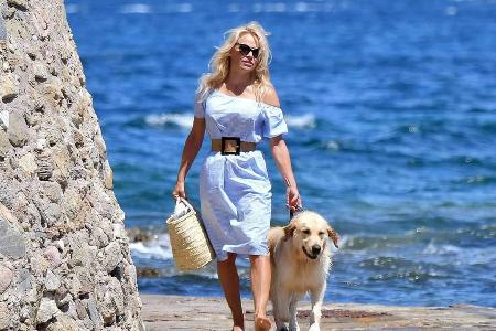Pamela Anderson beim Spaziergang mit ihrem Hund in Saint-Tropez Pamela Anderson beim Spaziergang mit ihrem Hund in Saint-Tropez