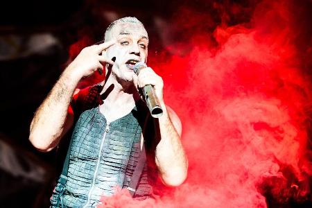 Rammstein-Frontmann Till Lindemann bei einem Auftritt im Jahr 2012 Rammstein-Frontmann Till Lindemann bei einem Auftritt im Jahr 2012