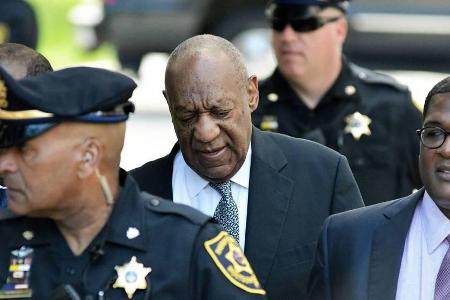 Bill Cosby (m.) auf dem Weg zum Gericht Bill Cosby (m.) auf dem Weg zum Gericht