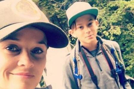 Reese Witherspoon mit ihrem Sohn Deacon beim Wandern Reese Witherspoon mit ihrem Sohn Deacon beim Wandern