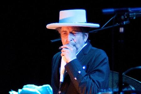 Bob Dylan weiß eigentlich, wie man ohne abzukupfern ergreifende Texte verfasst. Bob Dylan weiß eigentlich, wie man ohne abzukupfern ergreifende Texte verfasst.