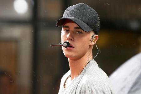 Da hat Justin Bieber wohl verdutzt geschaut, als ihn beinahe eine Wasserflasche getroffen hätte Da hat Justin Bieber wohl verdutzt geschaut, als ihn beinahe eine Wasserflasche getroffen hätte