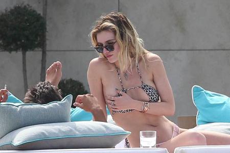 Bella Thorne beim Relaxen mit Scott Disick Bella Thorne beim Relaxen mit Scott Disick