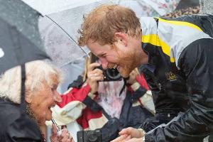 Prinz Harry lässt seine australischen Fans nicht im Regen stehen