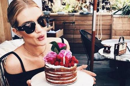 Ob Model Rosie Huntington-Whiteley dieser hübschen Torte widerstehen konnte? Ob Model Rosie Huntington-Whiteley dieser hübschen Torte widerstehen konnte?