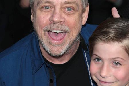 Jacob Tremblay und Mark Hamill posieren gemeinsam auf dem roten Teppich Jacob Tremblay und Mark Hamill posieren gemeinsam auf dem roten Teppich