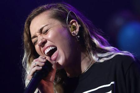 Miley Cyrus sorgt sich liebevoll um ihre kleine Schwester Noah Miley Cyrus sorgt sich liebevoll um ihre kleine Schwester Noah