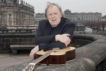 Gunter Gabriel im Jahr 2013 auf der Augustusbrücke in Dresden Gunter Gabriel im Jahr 2013 auf der Augustusbrücke in Dresden