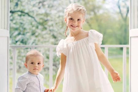 Prinzessin Estelle mit ihrem Brüderchen Prinz Oscar Prinzessin Estelle mit ihrem Brüderchen Prinz Oscar