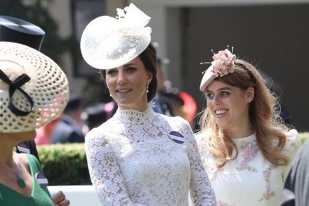 In diesem traumhaften Mini-Kleid von Alexander McQueen besuchte Herzogin Kate in diesem Jahr den Royal Ascot - Sophie Wessex... In diesem traumhaften Mini-Kleid von Alexander McQueen besuchte Herzogin Kate in diesem Jahr den Royal Ascot - Sophie Wessex...