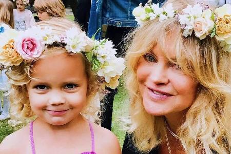 Haben sich für ihre Abschlussfeier herausgeputzt: Goldie Hawn und ihre Enkelin Rio Haben sich für ihre Abschlussfeier herausgeputzt: Goldie Hawn und ihre Enkelin Rio