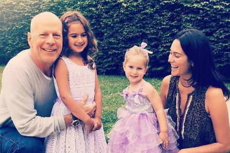Eine glückliche Familie: Bruce Willis und Emma Heming-Willis mit ihren Töchtern Mabel (2. v. l.) und Evelyn Eine glückliche Familie: Bruce Willis und Emma Heming-Willis mit ihren Töchtern Mabel (2. v. l.) und Evelyn