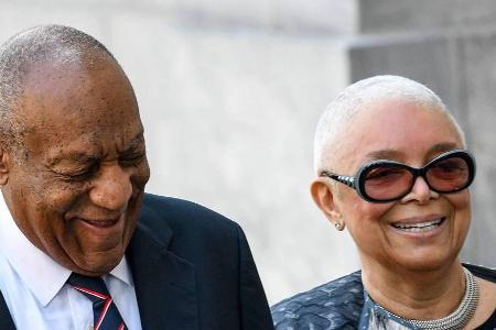 Bill Cosby mit seiner Ehefrau Camille während des Prozesses in Pennsylvania Bill Cosby mit seiner Ehefrau Camille während des Prozesses in Pennsylvania
