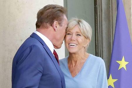 Brigitte Macron amüsierte sich offenbar sehr über Arnold Schwarzeneggers Tuschelei Brigitte Macron amüsierte sich offenbar sehr über Arnold Schwarzeneggers Tuschelei
