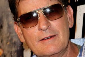 Klage! Hat Charlie Sheen eine Frau mit HIV infiziert?