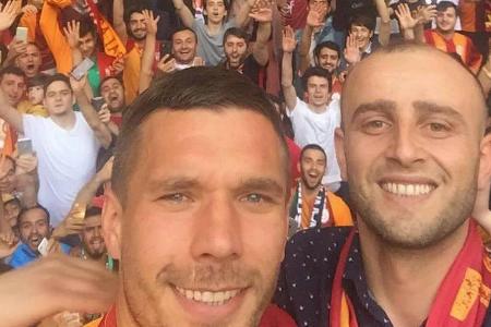 Lukas Podolski feiert ein letztes Mal mit den Fans von Galatasaray Istanbul Lukas Podolski feiert ein letztes Mal mit den Fans von Galatasaray Istanbul