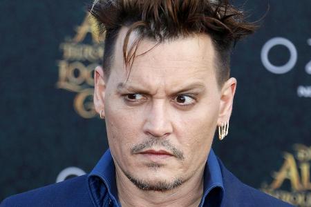 Johnny Depp ist nach der Trennung vom Amber Heard offenbar wieder in Feierlaune Johnny Depp ist nach der Trennung vom Amber Heard offenbar wieder in Feierlaune