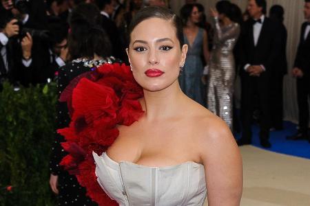 Ashley Graham bei der MET Gala im Jahr 2017 in New York Ashley Graham bei der MET Gala im Jahr 2017 in New York